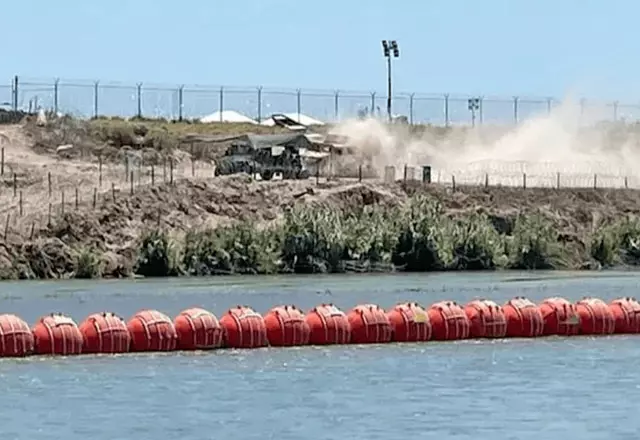 El gobierno de Texas emite una pausa administrativa contra orden de retirar boyas del Río Bravo