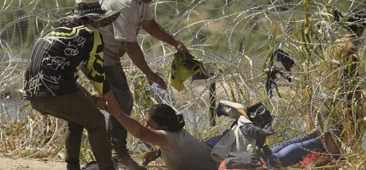 Jueza federal ordena mantener fuera el alambre de púas en la frontera de Texas por el momento