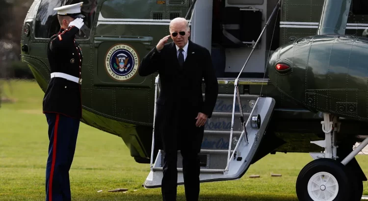 Joe Biden promulga ley de defensa de 886,000 millones de dólares