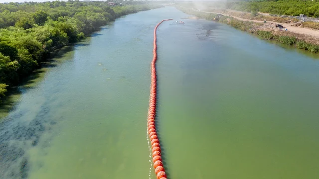 Texas obtiene el respaldo legal para mantener boyas en la frontera con México