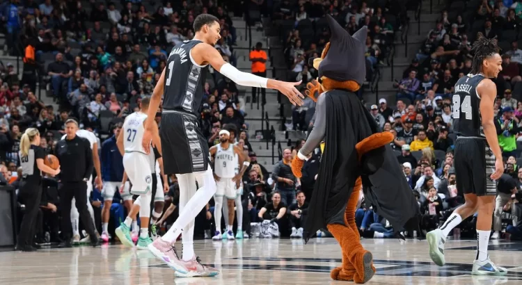 Murciélago invade partido NBA: atrapa la atención de Spurs y Timberwolves