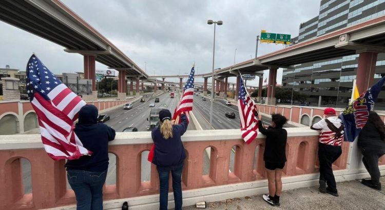 Activistas antiinmigrantes se instalan en puentes de San Antonio para apoyar caravana