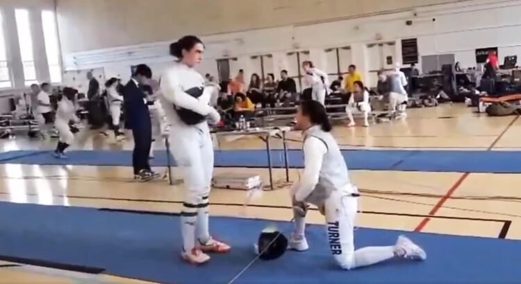 Stephanie Turner se nego a enfrentar a una rival transgénero en una competencia de esgrima en EU