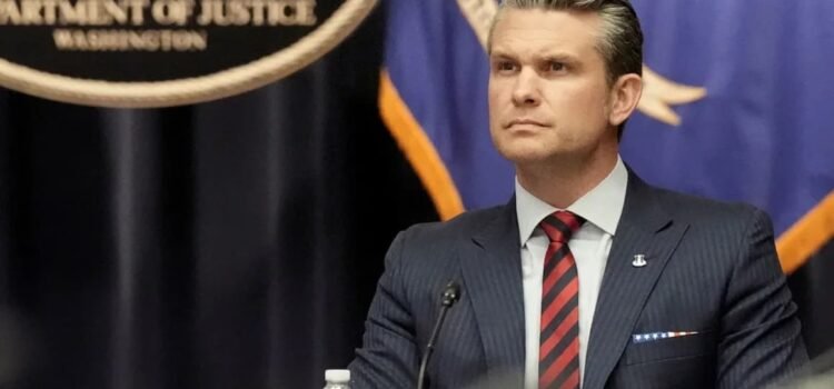 Secretario de Defensa de EU, Hegseth, ordena recortar plantilla de generales y almirantes