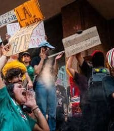 Cientos salen a la calle en Texas para apoyar las protestas de Los Ángeles