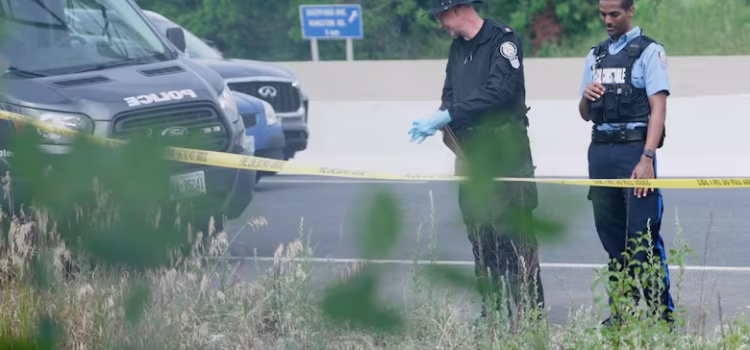 La policía investiga el hallazgo de un cadáver tras ser visto por un conductor en la autopista.