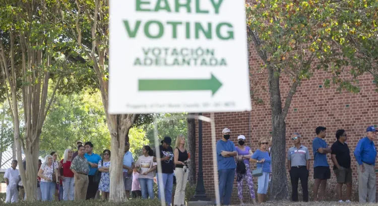 Departamento de Justicia presiona a Texas para que proporcione la lista de votantes registrados