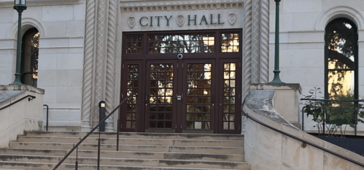 El Ayuntamiento de San Antonio debate el proceso de solicitud de consideración del consejo