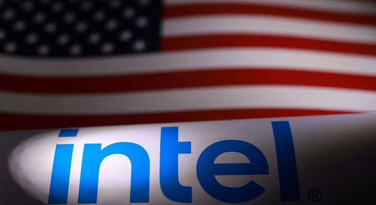 Trump anuncia que Estados Unidos “posee y controla” el 10% del fabricante de chips Intel Trump anuncia que Estados Unidos “posee y controla” el 10% del fabricante de chips Intel