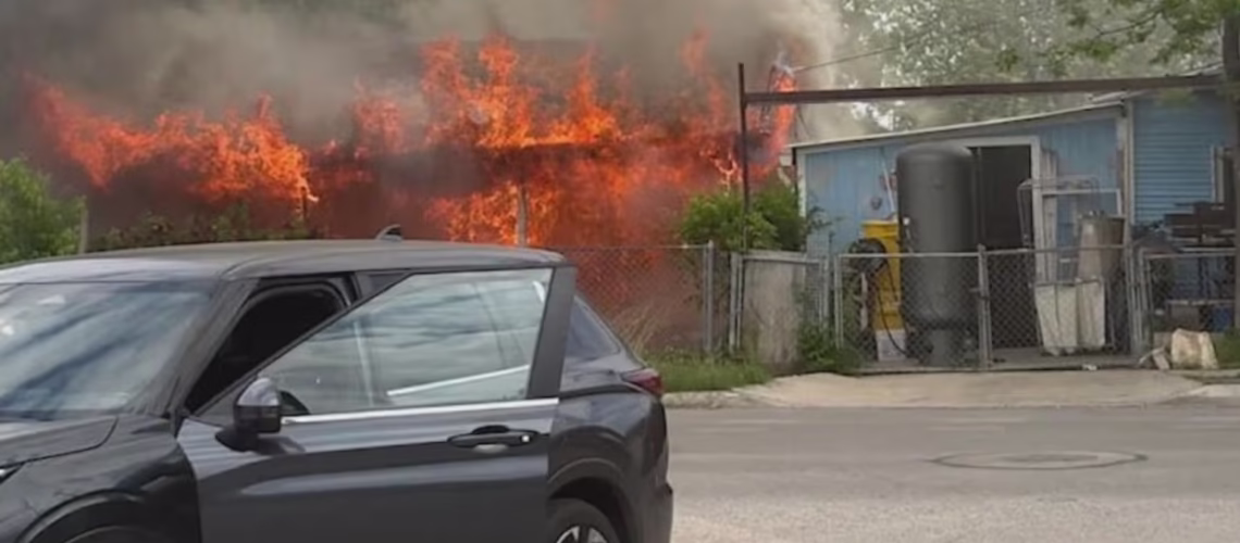 Un incendio de matorral se sale de control y consume 300 acres en el sur de San Antonio