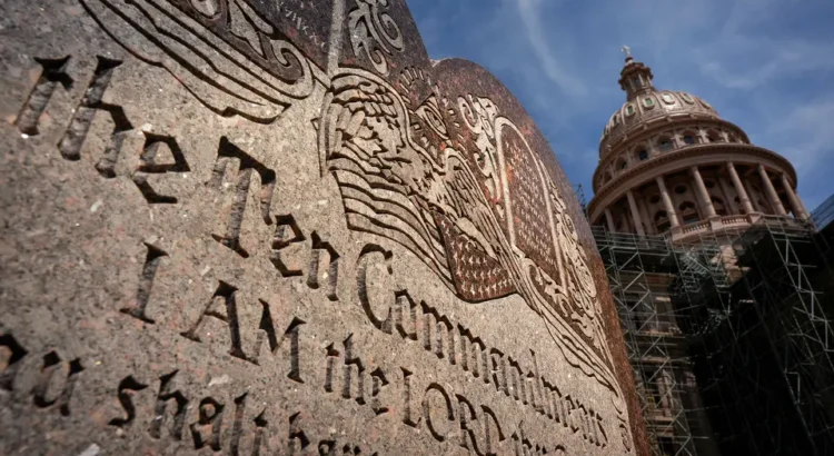 Los Diez Mandamientos en las escuelas de Texas provocan demanda de padres de San Antonio