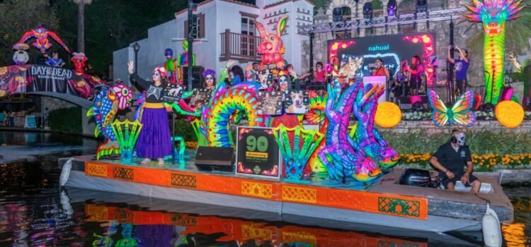 San Antonio celebra el Día de los Muertos con un vibrante desfile fluvial en el río San Antonio