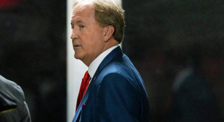 Procurador Ken Paxton insta a las escuelas de Texas a permitir la oración en las aulas