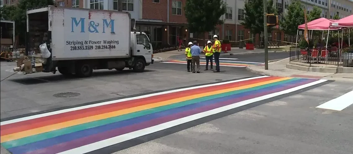 Orden del gobernador de Texas, Abbott, podría afectar el futuro del paso peatonal Rainbow de San Antonio.