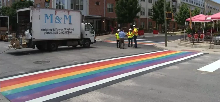 Orden del gobernador de Texas, Abbott, podría afectar el futuro del paso peatonal Rainbow de San Antonio.