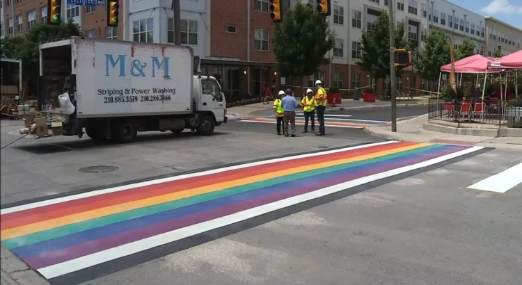 Orden del gobernador de Texas, Abbott, podría afectar el futuro del paso peatonal Rainbow de San Antonio.