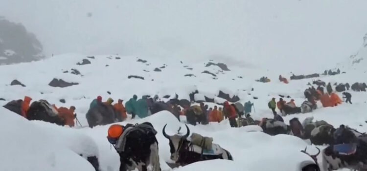 Al menos 200 senderistas permanecen atrapados por una tormenta de nieve en el Everest