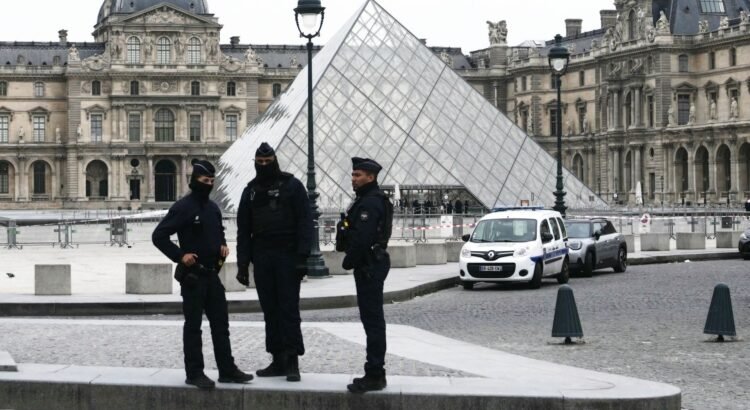 Robo de película en el Museo de Louvre