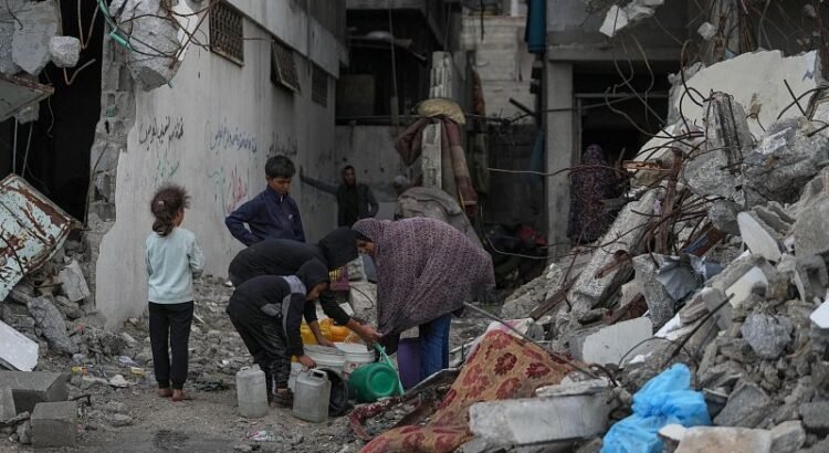 Una nueva oleada de bombardeos israelíes mata a 32 personas en Gaza, 12 de ellas menores