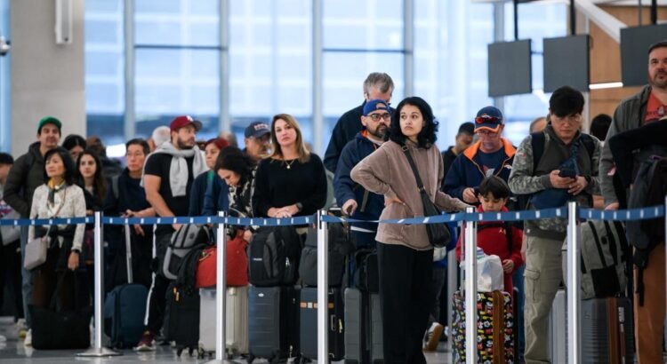 Cientos de vuelos cancelados en EEUU por cierre gubernamental