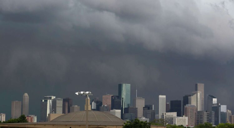 Texas se prepara para fuertes lluvias e inundaciones repentinas Texas se prepara para fuertes lluvias e inundaciones repentinas