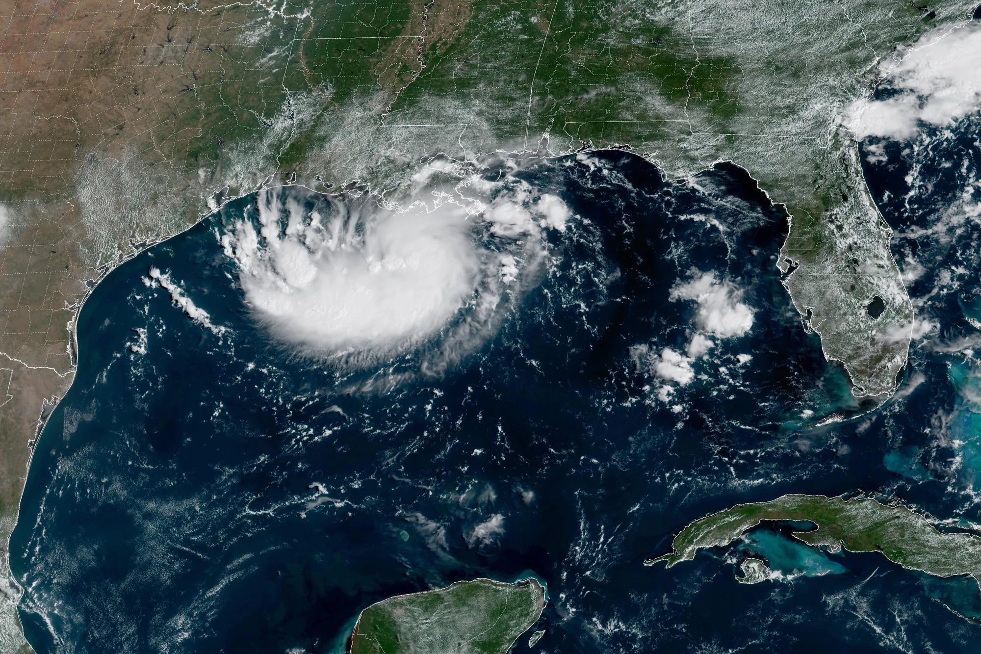 Tormenta tropical Edouard gana fuerza mientras se acerca a Texas