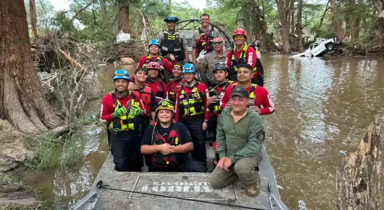 Bomberos voluntarios de México cruzaron la frontera para ayudar a las víctimas de las inundaciones en Texas.